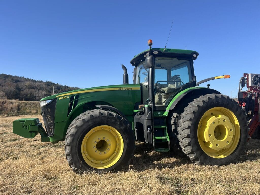2017 Jd 8370r